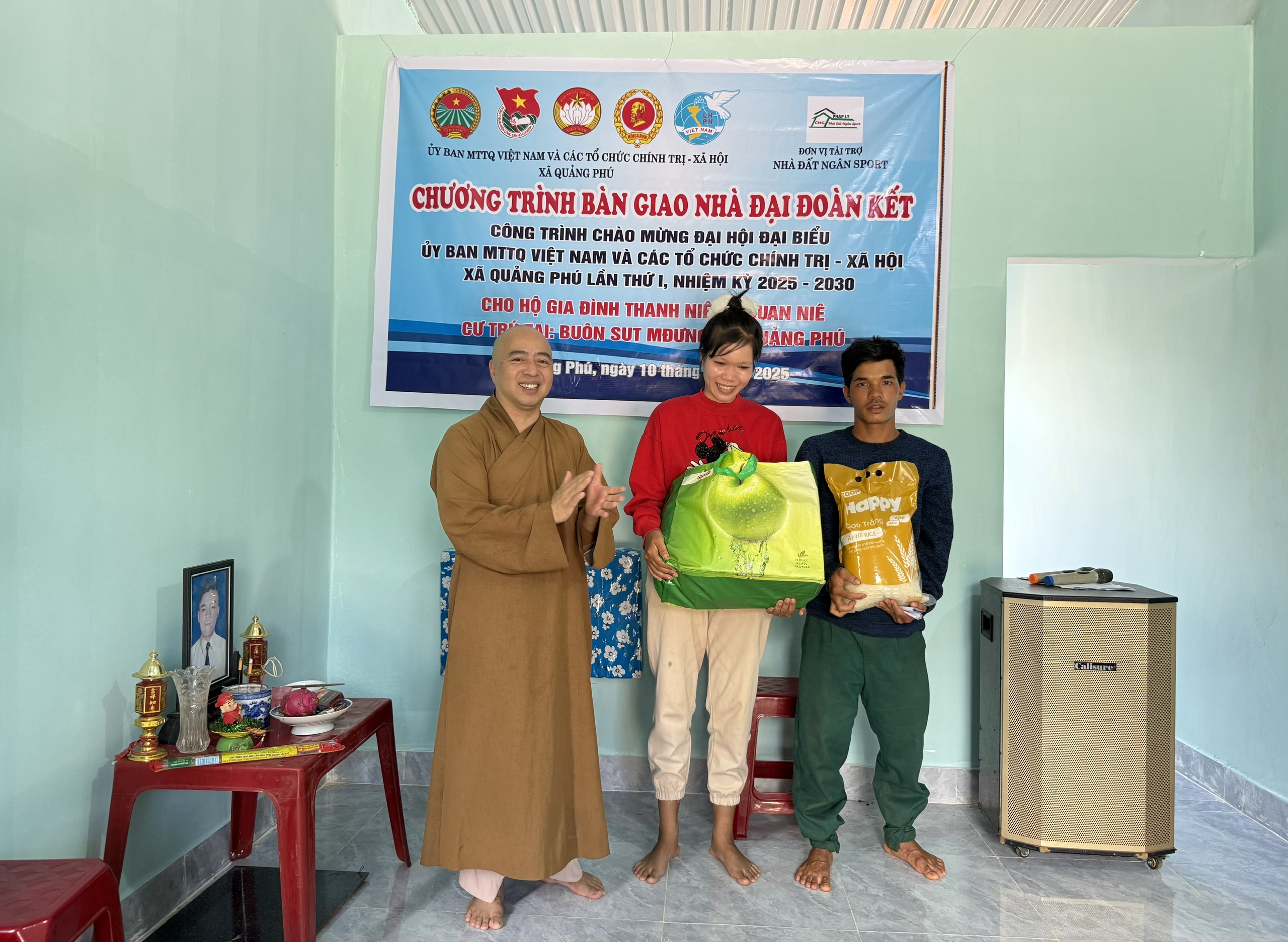 Đại đức Thích Minh Đăng - Trụ trì Chùa Hoa Nghiêm trao tặng quà gia đình anh Y Quan Niê 